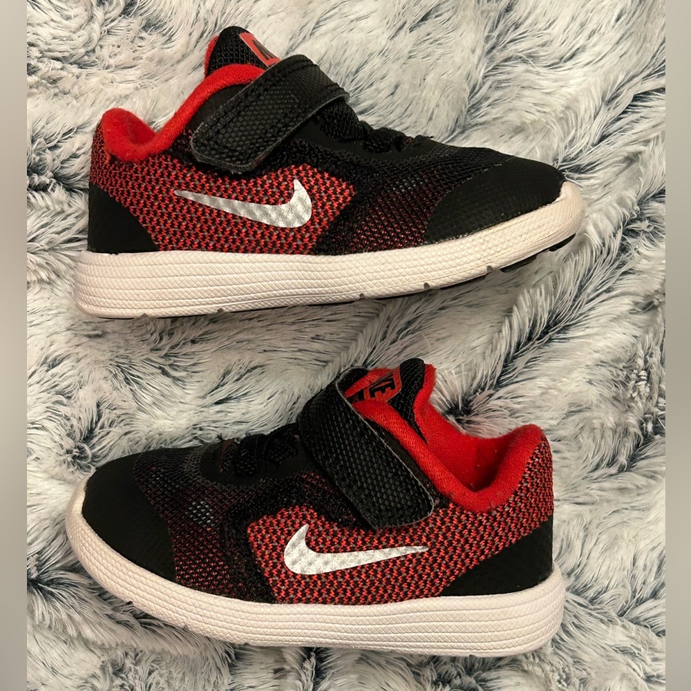 Nike Revolution 3 Sneakers